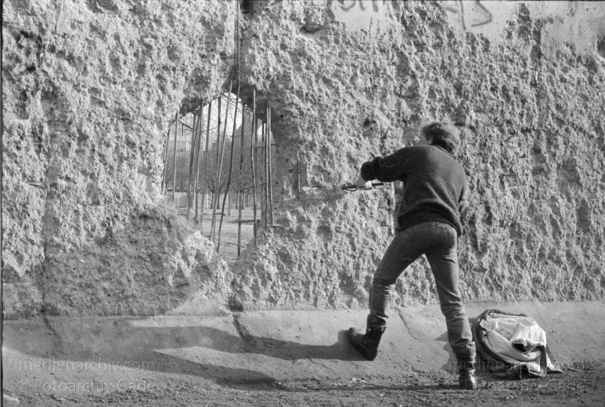 Mauerspechte an der Berliner Mauer. DDR-Grenze
19. 1. 1990. Berlin. Mitte. DDR. Berliner Mauer hinter dem Reichstag. Die Mauerspechte schlagen sich Brocken aus der Mauer. GDR. German Democratic Republic. Berlin wall. East German frontier.
Schlüsselwörter: Berlin;berlin wall;Berliner Mauer;DDR;DDR Grenze;Deutsche Demokratische Republik;Deutschland;East german frontier;GDR;German Democratic Republic;Germany;Grenze;iron curtain;Mauerspecht;Mauerspechte;Ostberlin;1990;Ostzone
