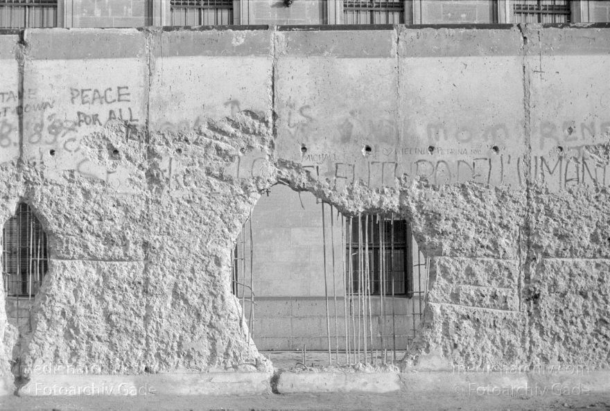Mauerspechte an der Berliner Mauer. DDR-Grenze
19. 1. 1990. Berlin. Mitte. DDR. Berliner Mauer hinter dem Reichstag. Die Mauerspechte schlagen sich Brocken aus der Mauer. GDR. German Democratic Republic. Berlin wall. East German frontier.
Schlüsselwörter: Berlin;berlin wall;Berliner Mauer;DDR;DDR Grenze;Deutsche Demokratische Republik;Deutschland;East german frontier;GDR;German Democratic Republic;Germany;Grenze;iron curtain;Mauerspechte;Ostberlin;1990;Ostzone