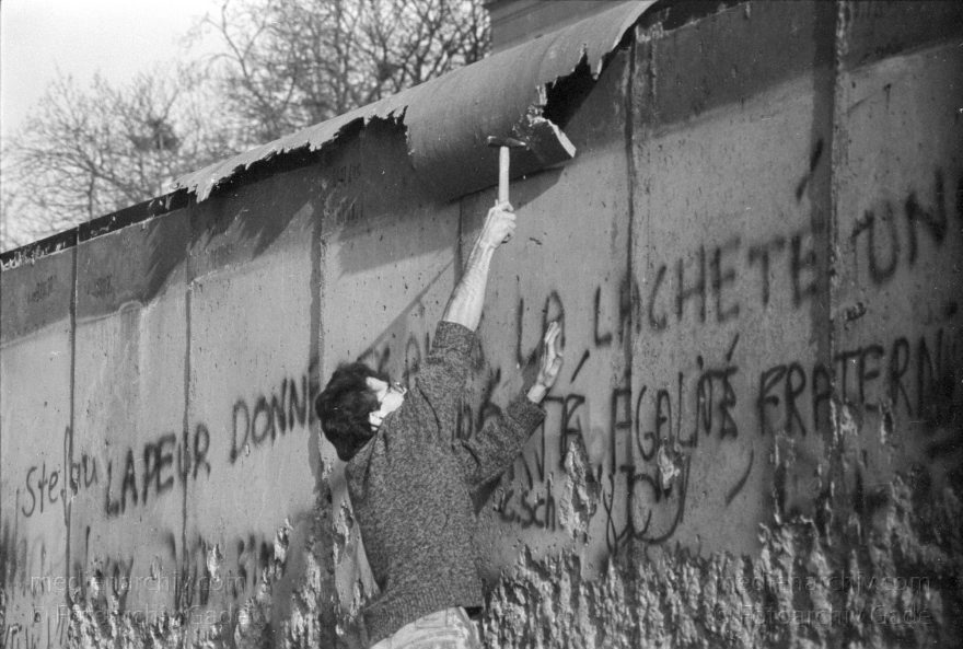 Mauerspechte an der Berliner Mauer. DDR-Grenze
19. 1. 1990. Berlin. Mitte. DDR. Berliner Mauer hinter dem Reichstag. Die Mauerspechte schlagen sich Brocken aus der Mauer. GDR. German Democratic Republic. Berlin wall. East German frontier.
Schlüsselwörter: Berlin;berlin wall;Berliner Mauer;DDR;DDR Grenze;Deutsche Demokratische Republik;Deutschland;East german frontier;GDR;German Democratic Republic;Germany;Grenze;iron curtain;Mauerspecht;Mauerspechte;Ostberlin;1990;Ostzone