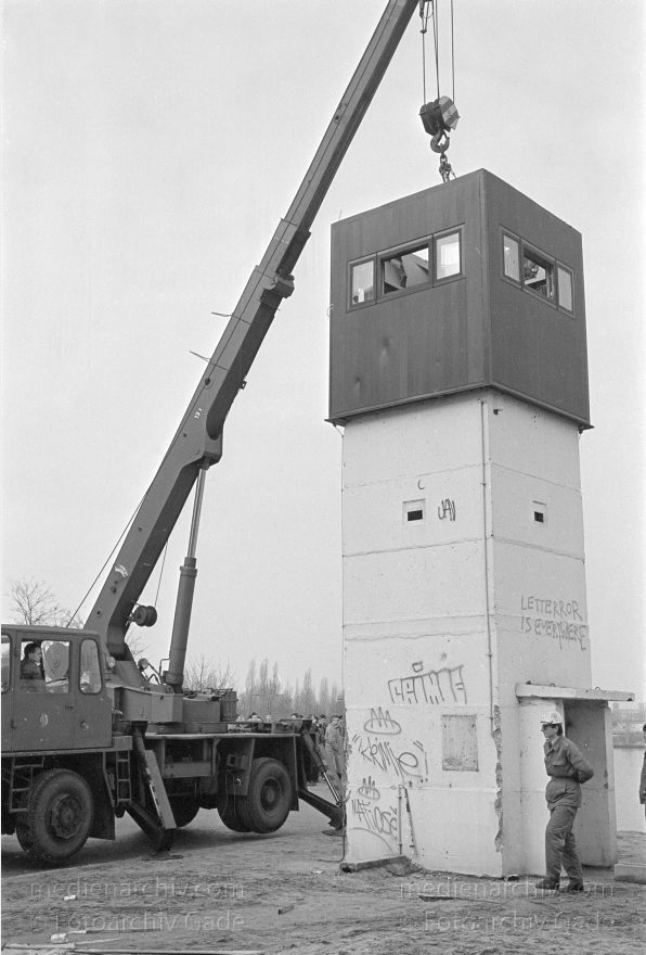 Abriss eines Wachturms an der Berliner Mauer. Grenze der DDR
19. 2. 1990. Berlin. Abriß eines DDR Wachturms an der Berliner Mauer beim Reichstag. DDR Grenze. GDR. German Democratic Republic. Berlin Wall. East German Frontier
Schlüsselwörter: Berlin;berlin wall;Berliner Mauer;DDR;DDR Grenze;Deutsche Demokratische Republik;Deutschland;GDR;Germany;Grenze;iron curtain;Mauer;Ostberlin;Ostzone;1990;Wachturm