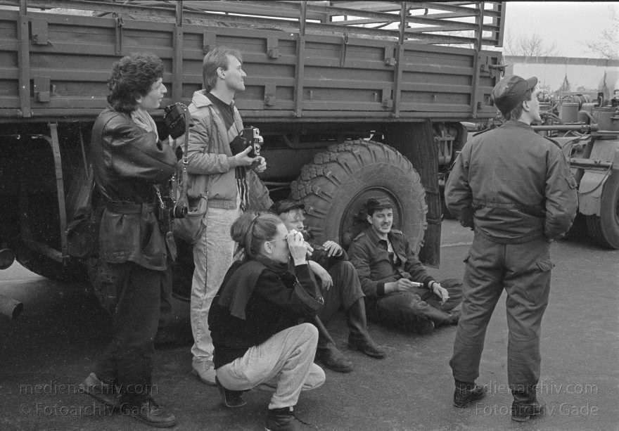 Abriss eines Wachturms an der Berliner Mauer. Grenze der DDR
19. 2. 1990. Berlin. Abriß eines DDR Wachturms an der Berliner Mauer beim Reichstag. DDR Grenze. GDR. German Democratic Republic. Berlin Wall. East German Frontier
Schlüsselwörter: Berlin;berlin wall;Berliner Mauer;DDR;DDR Grenze;Deutsche Demokratische Republik;Deutschland;GDR;Germany;Grenze;iron curtain;Mauer;Ostberlin;Ostzone;1990;Wachturm