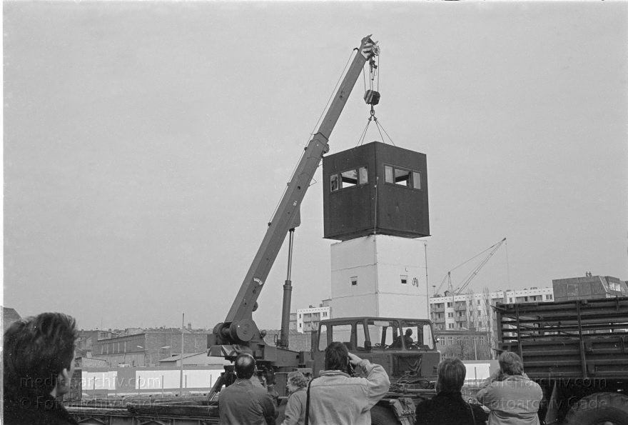 Abriss eines Wachturms an der Berliner Mauer. Grenze der DDR
19. 2. 1990. Berlin. Abriß eines DDR Wachturms an der Berliner Mauer beim Reichstag. DDR Grenze. GDR. German Democratic Republic. Berlin Wall. East German Frontier
Schlüsselwörter: Berlin;berlin wall;Berliner Mauer;DDR;DDR Grenze;Deutsche Demokratische Republik;Deutschland;GDR;Germany;Grenze;iron curtain;Mauer;Ostberlin;Ostzone;1990;Wachturm