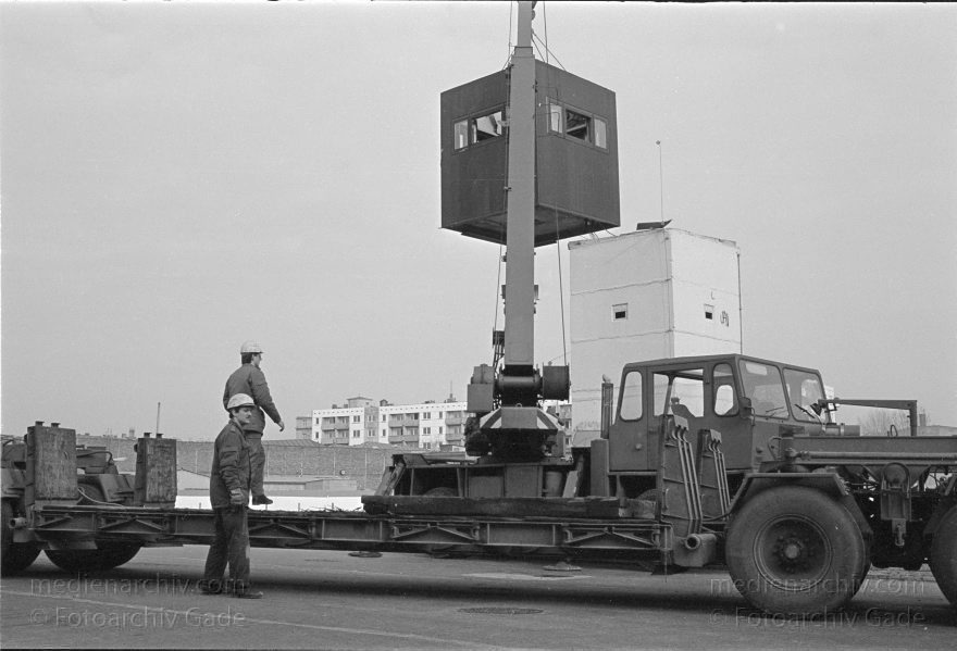 Abriss eines Wachturms an der Berliner Mauer. Grenze der DDR
19. 2. 1990. Berlin. Abriß eines DDR Wachturms an der Berliner Mauer beim Reichstag. DDR Grenze. GDR. German Democratic Republic. Berlin Wall. East German Frontier
Schlüsselwörter: Berlin;berlin wall;Berliner Mauer;DDR;DDR Grenze;Deutsche Demokratische Republik;Deutschland;GDR;Germany;Grenze;iron curtain;Mauer;Ostberlin;Ostzone;1990;Wachturm