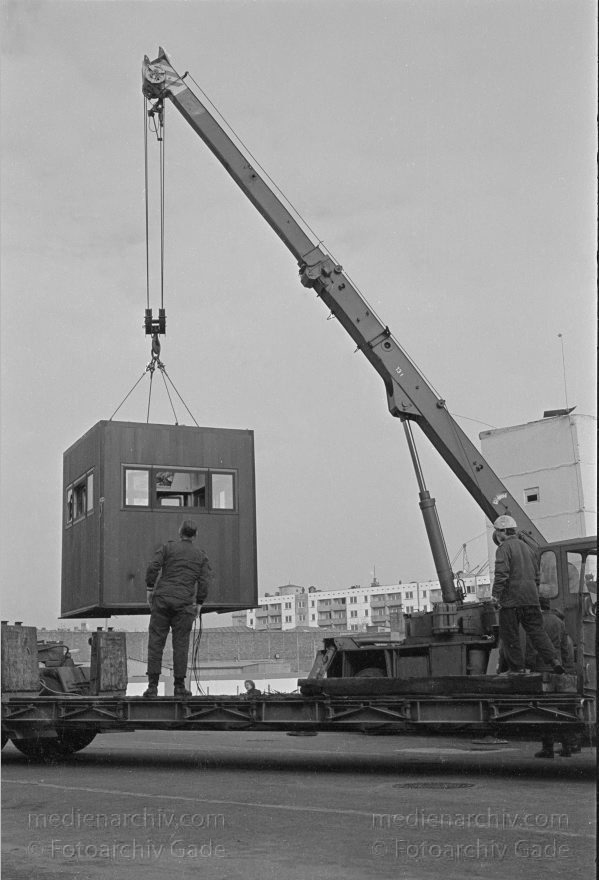 Abriss eines Wachturms an der Berliner Mauer. Grenze der DDR
19. 2. 1990. Berlin. Abriß eines DDR Wachturms an der Berliner Mauer beim Reichstag. DDR Grenze. GDR. German Democratic Republic. Berlin Wall. East German Frontier
Schlüsselwörter: Berlin;berlin wall;Berliner Mauer;DDR;DDR Grenze;Deutsche Demokratische Republik;Deutschland;GDR;Germany;Grenze;iron curtain;Mauer;Ostberlin;Ostzone;1990;Wachturm