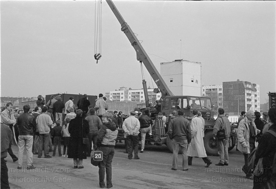 Abriss eines Wachturms an der Berliner Mauer. Grenze der DDR
19. 2. 1990. Berlin. Abriß eines DDR Wachturms an der Berliner Mauer beim Reichstag. DDR Grenze. GDR. German Democratic Republic. Berlin Wall. East German Frontier
Schlüsselwörter: Berlin;berlin wall;Berliner Mauer;DDR;DDR Grenze;Deutsche Demokratische Republik;Deutschland;GDR;Germany;Grenze;iron curtain;Mauer;Ostberlin;Ostzone;1990;Wachturm