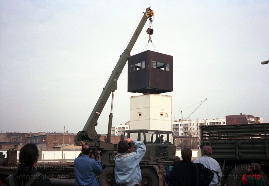 Berliner Mauer am Brandenburger Tor. Grenze der DDR
Demontage der Mauer zwischen Ost- und West Berlin. Berlin- Mitte. 19.02.1990
Schlüsselwörter: Berlin;berlin wall;Berliner Mauer;DDR;DDR Grenze;Deutsche Demokratische Republik;Deutschland;GDR;Germany;Grenze;iron curtain;Mauer;Mitte;Ostberlin;Ostzone;1990;Tiergarten