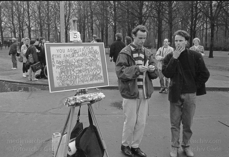 Berliner Mauer am Brandenburger Tor. Grenze der DDR
19. 2. 1990. Berlin. Berliner Mauer beim Brandenburger Tor. DDR Grenze. GDR. German Democratic Republic. Berlin Wall. East German Frontier
Schlüsselwörter: Berlin;berlin wall;Berliner Mauer;DDR;DDR Grenze;Deutsche Demokratische Republik;Deutschland;GDR;Germany;Grenze;iron curtain;Mauer;Ostberlin;1990;Ostzone