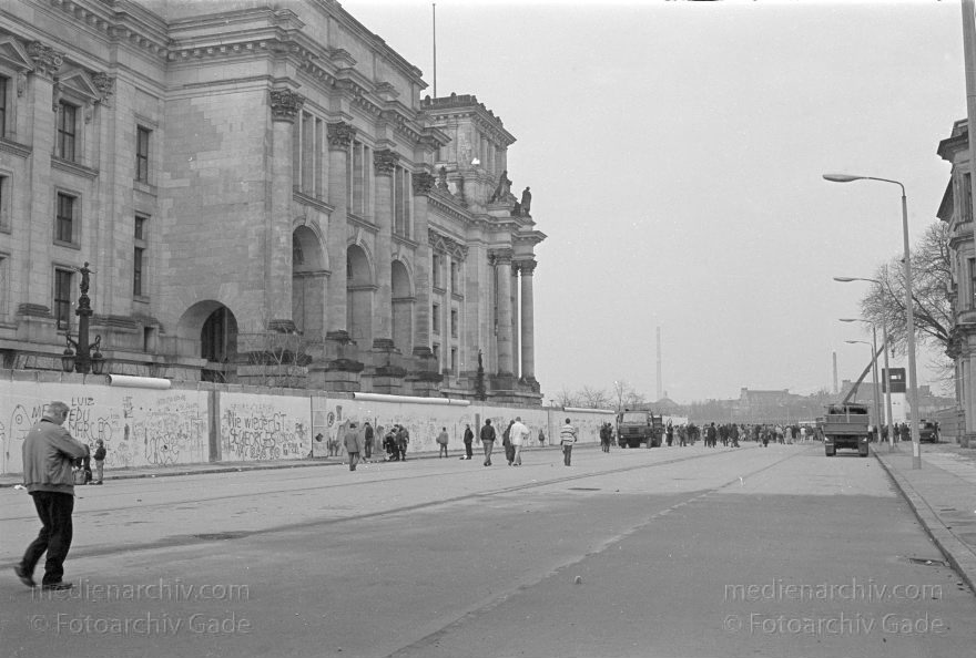 Berliner Mauer beim Reichstag Tor. Grenze der DDR
19. 2. 1990. Berlin. Berliner Mauer beim Brandenburger Tor. DDR Grenze. GDR. German Democratic Republic. Berlin Wall. East German Frontier
Schlüsselwörter: Berlin;berlin wall;Berliner Mauer;DDR;DDR Grenze;Deutsche Demokratische Republik;Deutschland;GDR;Germany;Grenze;iron curtain;Mauer;Ostberlin;Ostzone;Reichstag;1990;Wachturm