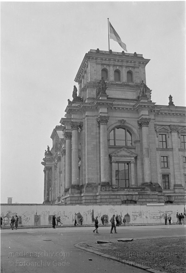 Berlin. Berliner Mauer. Grenze der DDR
19. 2. 1990. Berlin. Mitte. DDR. Berliner Mauer vor dem Reichstag. GDR. German Democratic Republic. Berlin Wall. East German Frontier
Schlüsselwörter: Berlin;berlin wall;Berliner Mauer;DDR;DDR Grenze;Deutsche Demokratische Republik;Deutschland;GDR;Germany;Grenze;iron curtain;Mauer;Ostberlin;Ostzone;1990;Reichstag