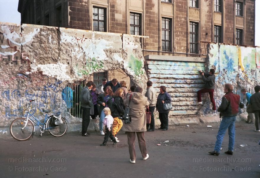 Berliner Mauer am Brandenburger Tor. Grenze der DDR
19. Februar 1990. Berlin. Mitte. Die DDR Grenze fällt. Berliner Mauer.
Schlüsselwörter: Berlin;berlin wall;Berliner Mauer;DDR;DDR Grenze;Deutsche Demokratische Republik;Deutschland;GDR;Germany;Grenze;iron curtain;Mauer;Mitte;Ostberlin;Ostzone;1990;Tiergarten