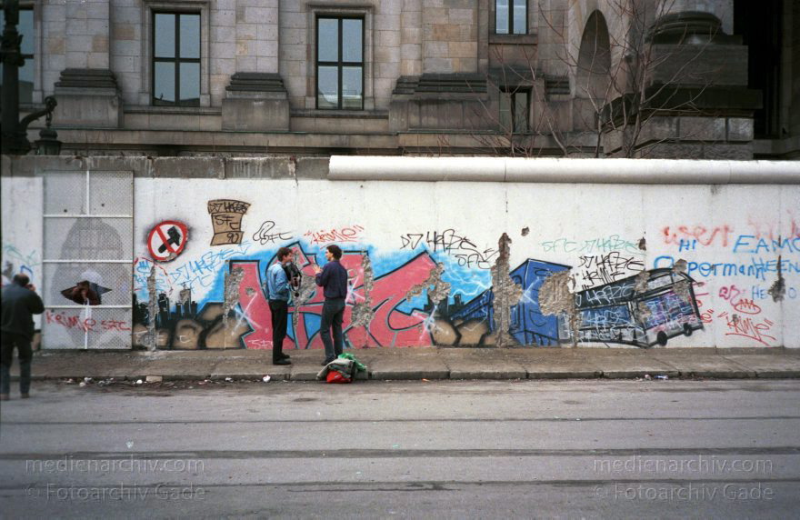 Berliner Mauer beim Reichstag. Grenze der DDR
19. Februar 1990. Berlin. Mitte. Die DDR Grenze fällt. Berliner Mauer.
Schlüsselwörter: Berlin;berlin wall;Berliner Mauer;DDR;DDR Grenze;Deutsche Demokratische Republik;Deutschland;GDR;Germany;Grenze;iron curtain;Mauer;Mitte;Ostberlin;Ostzone;1990;Reichstag