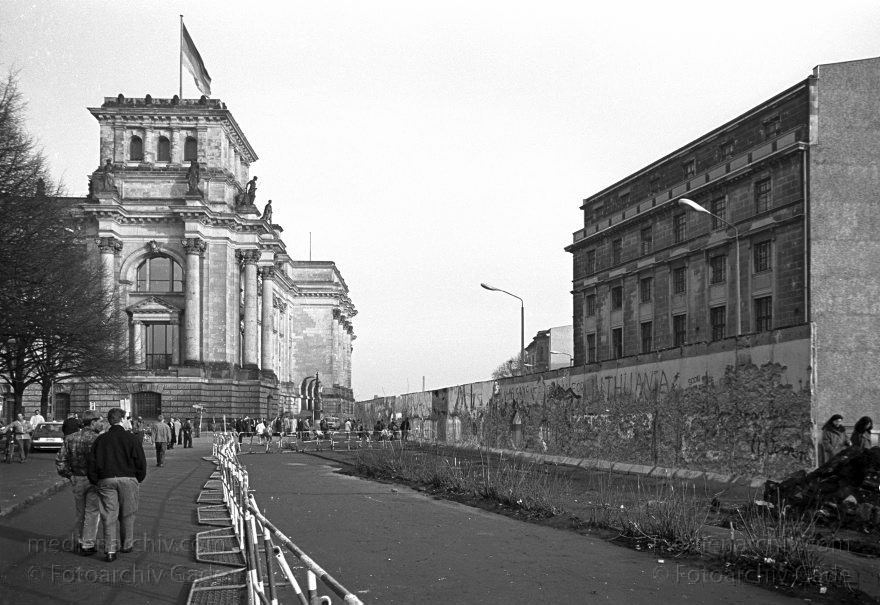 Berliner Mauer beim Reichstag. Grenze der DDR
19. Februar 1990. Berlin. Mitte. DDR Grenze. Berliner Mauer.
Schlüsselwörter: Berlin;berlin wall;Berliner Mauer;DDR;DDR Grenze;Deutsche Demokratische Republik;Deutschland;GDR;Germany;Grenze;iron curtain;Mauer;Mitte;Ostberlin;Ostzone;Reichstag;1990;Tiergarten