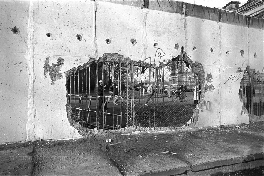 Berliner Mauer beim Reichstag. Grenze der DDR
20. Februar 1990. Berlin. Tiergarten. Mitte. Abbau der Mauer (DDR Grenze) beim Reichstag.
Schlüsselwörter: Berlin;berlin wall;Berliner Mauer;DDR;DDR Grenze;Deutsche Demokratische Republik;Deutschland;GDR;Germany;Grenze;iron curtain;Mitte;Ostberlin;Ostzone;1990;Tiergarten