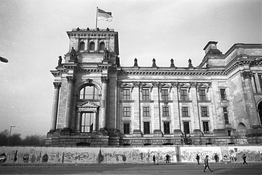 Berliner Mauer beim Reichstag. Grenze der DDR
20. Februar 1990. Berlin. Tiergarten. Mitte. Abbau der Mauer (DDR Grenze) beim Reichstag.
Schlüsselwörter: Berlin;berlin wall;Berliner Mauer;DDR;DDR Grenze;Deutsche Demokratische Republik;Deutschland;GDR;Germany;Grenze;iron curtain;Mauer;Mitte;Ostberlin;Ostzone;Reichstag;1990;Tiergarten