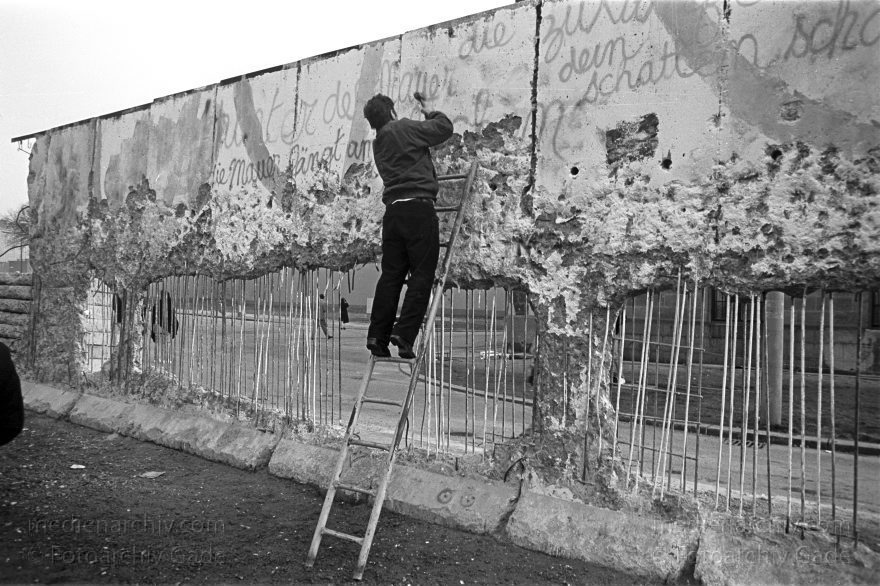 Berliner Mauer beim Reichstag. Grenze der DDR
20. Februar 1990. Berlin. Tiergarten. Mitte. Abbau der Mauer (DDR Grenze) beim Reichstag. Souvenirhändler
Schlüsselwörter: Berlin;berlin wall;Berliner Mauer;DDR;DDR Grenze;Deutsche Demokratische Republik;Deutschland;GDR;Germany;Grenze;iron curtain;Mauer;Mauerspecht;Mitte;Ostberlin;Ostzone;1990;Tiergarten