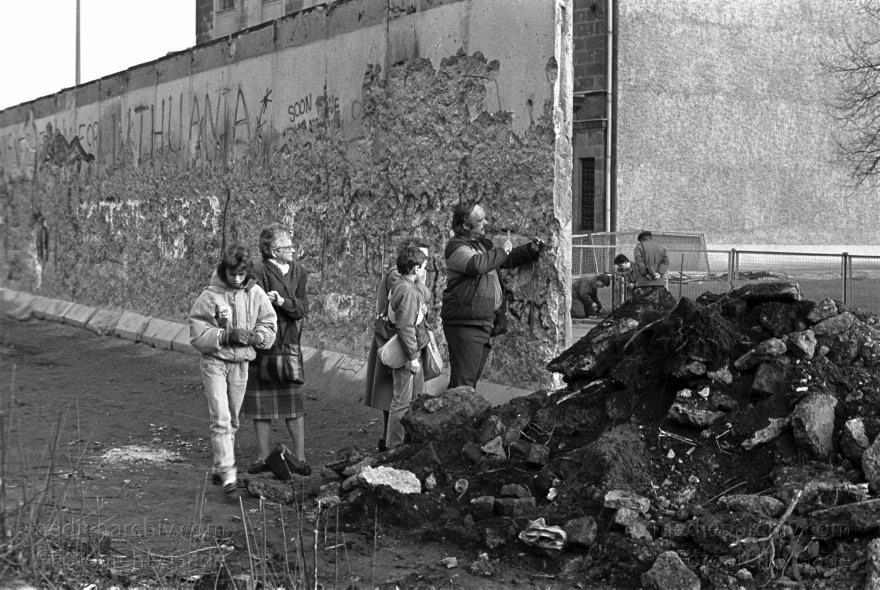 Berliner Mauer beim Reichstag. Grenze der DDR
20. Februar 1990. Berlin. Tiergarten. Mitte. Abbau der Mauer (DDR Grenze) beim Reichstag.Man nennt Personen. die sich Mauerstücke abschlagen. Mauerspecht.
Schlüsselwörter: Berlin;berlin wall;Berliner Mauer;DDR;DDR Grenze;Deutsche Demokratische Republik;Deutschland;GDR;Germany;Grenze;iron curtain;Mauer;Mauerspecht;Mitte;Ostberlin;Ostzone;1990;Tiergarten
