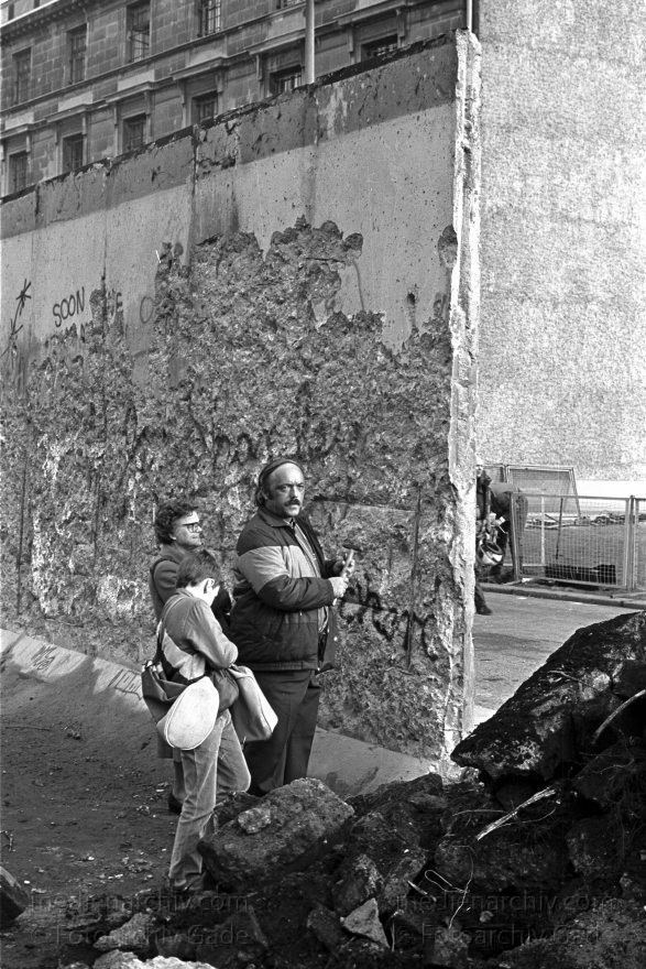 Berliner Mauer beim Reichstag. Grenze der DDR
20. Februar 1990. Berlin. Tiergarten. Mitte. Abbau der Mauer (DDR Grenze) beim Reichstag.Man nennt Personen. die sich Mauerstücke abschlagen. Mauerspecht.
Schlüsselwörter: Berlin;berlin wall;Berliner Mauer;DDR;DDR Grenze;Deutsche Demokratische Republik;Deutschland;GDR;Germany;Grenze;iron curtain;Mauer;Mauerspecht;Mitte;Ostberlin;Ostzone;1990;Tiergarten