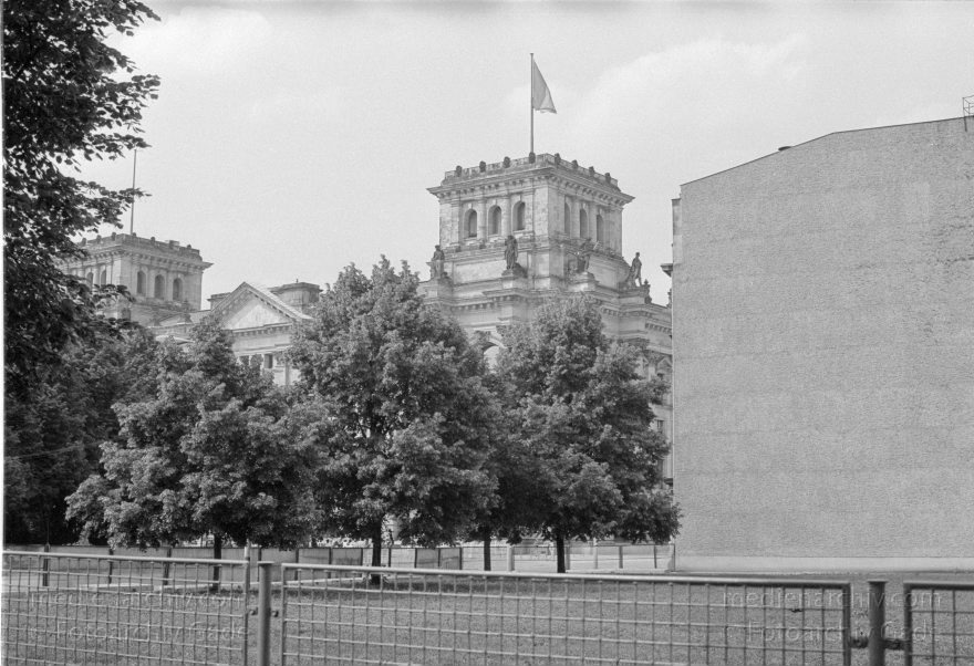 Berliner Mauer zwischen Reichstag und Brandenburger Tor
11. 5. 1990. Berlin. Ehemalige DDR Grenze. Berliner Mauer zwischen Reichstag und Brandenburger Tor
Schlüsselwörter: Berlin;berlin wall;Berliner Mauer;DDR;DDR Grenze;Deutsche Demokratische Republik;Deutschland;GDR;Germany;Grenze;iron curtain;Mauer;Ostberlin;Ostzone;1990;Reichstag