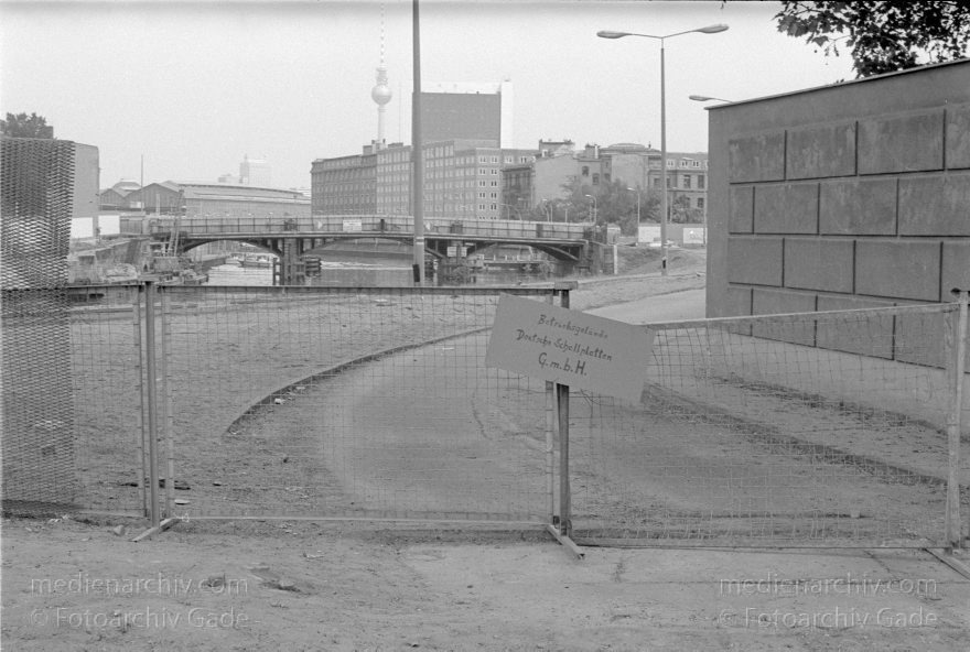 Berliner Mauer zwischen Reichstag und Brandenburger Tor
11. 5. 1990. Berlin. Ehemalige DDR Grenze. Berliner Mauer zwischen Reichstag und Brandenburger Tor
Schlüsselwörter: Berlin;berlin wall;Berliner Mauer;DDR;DDR Grenze;Deutsche Demokratische Republik;Deutschland;GDR;Germany;Grenze;iron curtain;Mauer;Ostberlin;1990;Ostzone