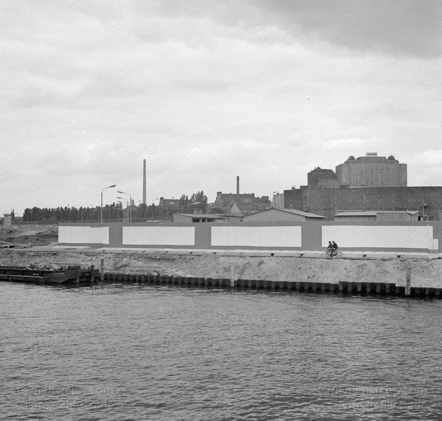 DDR Grenze am Schiffbauerdamm am Fluss Spree
27. 5. 1990. Berlin. Mitte. DDR Grenze am Schiffbauerdamm am Fluss Spree.
Schlüsselwörter: Berlin;berlin wall;Berliner Mauer;DDR;Fluss;GDR;Germany;Grenze;Mitte;Ostberlin;Schiffbauerdamm;1990;Spree