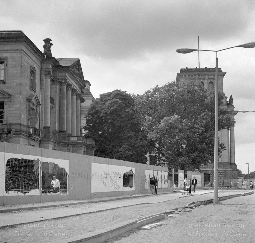 Reste der Berliner Mauer am Reichstagsufer
27. 5. 1990. Berlin. Mitte. Reste der Berliner Mauer am Reichstagsufer
Schlüsselwörter: Berlin;berlin wall;Berliner Mauer;DDR;GDR;Germany;Grenze;Mitte;Ostberlin;1990;Reichstagsufer