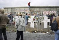 Berliner-Mauer-Mitte-Gedenkkreuze-19891114-116.jpg