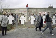 Berliner-Mauer-Mitte-Gedenkkreuze-19891114-117.jpg