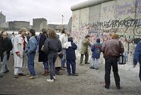 Berliner-Mauer-Mitte-beim-Reichstag-19891114-110.jpg