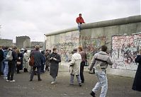 Berliner-Mauer-Mitte-beim-Reichstag-19891114-115.jpg