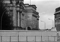 Berliner-Mauer-Mitte-beim-Reichstag-19900118-05.jpg
