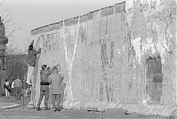 Dateiname=Berliner-Mauer-Mitte-beim-Reichstag-19900119-38.jpg
Dateigröße=203KB
Abmessungen: 880x591
hinzugefügt am: 04. Januar 2016 Berliner-Mauer-Mitte-beim-Reichstag-19900119-38.jpg