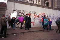 Dateiname=Berliner-Mauer-Mitte-beim-Reichstag-19900219-226.jpg
Dateigröße=205KB
Abmessungen: 880x590
hinzugefügt am: 04. Januar 2016 Berliner-Mauer-Mitte-beim-Reichstag-19900219-226.jpg