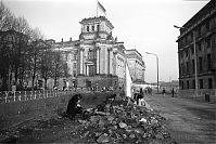 Dateiname=Berliner-Mauer-Mitte-beim-Reichstag-19900220-12.jpg
Dateigröße=253KB
Abmessungen: 880x587
hinzugefügt am: 04. Januar 2016 Berliner-Mauer-Mitte-beim-Reichstag-19900220-12.jpg