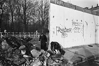 Berliner-Mauer-Mitte-beim-Reichstag-19900220-14.jpg
