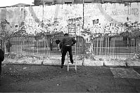 Berliner-Mauer-Mitte-beim-Reichstag-19900220-27.jpg