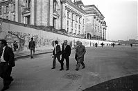 Dateiname=Berliner-Mauer-Mitte-beim-Reichstag-19900220-28.jpg
Dateigröße=208KB
Abmessungen: 880x584
hinzugefügt am: 04. Januar 2016 Berliner-Mauer-Mitte-beim-Reichstag-19900220-28.jpg