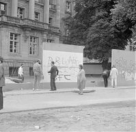 Dateiname=Berliner-Mauer-Mitte-beim-Reichstag-19900527-224.jpg
Dateigröße=267KB
Abmessungen: 880x850
hinzugefügt am: 04. Januar 2016 Berliner-Mauer-Mitte-beim-Reichstag-19900527-224.jpg