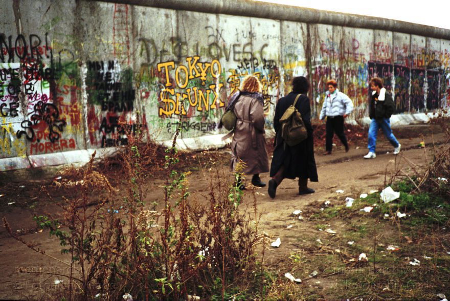 Berlin. Tiergarten. Berliner Mauer
14. November 1989. Berlin. Mitte. Tiergarten. Berliner Mauer
Schlüsselwörter: berlin wall;Berliner Mauer;DDR;DDR Grenze;Deutsche Demokratische Republik;Deutschland;GDR;Germany;Grenze;iron curtain;Mauer;Mitte;Ostberlin;Ostzone;Berlin;Tiergarten
