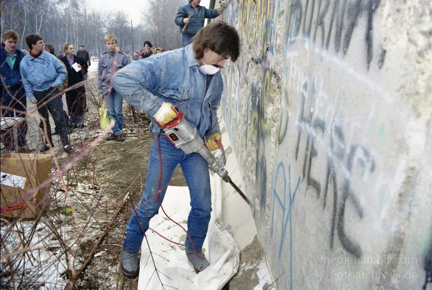 Berliner Mauer. Mauerspechte
7. 1. 1990. Berlin. Mitte. Berliner Mauer. DDR-Grenze zwischen Tiergarten und Mitte. Mauerspechte brechen Stücke aus der Mauer.
Schlüsselwörter: Berlin;berlin wall;Berliner Mauer;DDR;GDR;Germany;Grenze;Mauerspecht;Mitte;1990;Ostberlin