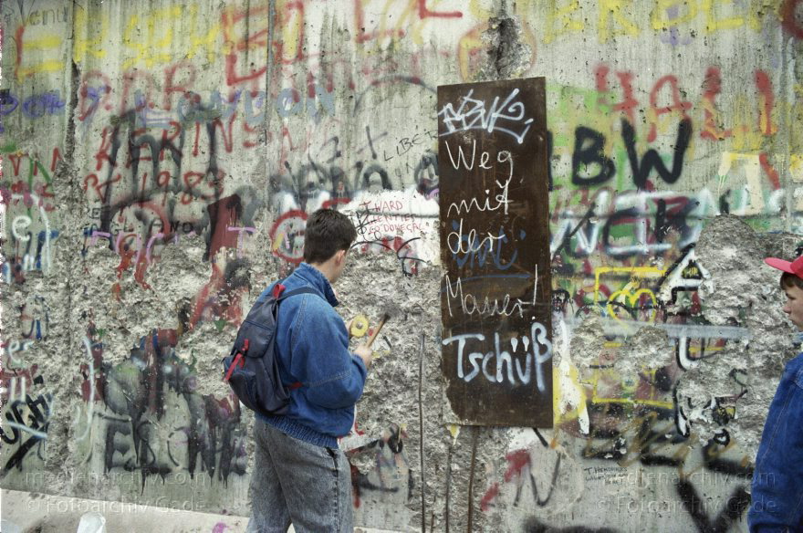 Berliner Mauer. Mauerspechte
7. 1. 1990. Berlin. Mitte. Berliner Mauer. DDR-Grenze zwischen Tiergarten und Mitte. Mauerspechte brechen Stücke aus der Mauer.
Schlüsselwörter: Berlin;berlin wall;Berliner Mauer;DDR;GDR;Germany;Grenze;Mauerspecht;Mitte;1990;Ostberlin