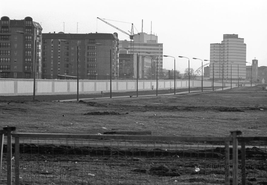 Berliner Mauer am Brandenburger Tor. DDR-Grenze
18.01.1990 Mitte. Blick vom Pariser Platz auf das Brandenburger Tor.
Schlüsselwörter: Berlin;berlin wall;Berliner Mauer;DDR;DDR Grenze;Deutsche Demokratische Republik;Deutschland;GDR;Germany;Grenze;iron curtain;Mitte;Ostberlin;Ostzone;1990;Todesstreifen