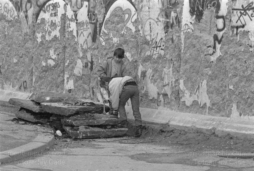Berlin. Mauerspechte an der Berliner Mauer. DDR-Grenze
Mauerspechte in der Nähe des Reichstags
Schlüsselwörter: Berlin;berlin wall;Berliner Mauer;DDR;DDR Grenze;Deutsche Demokratische Republik;Deutschland;GDR;Germany;Grenze;iron curtain;Kreuzberg;Mauer;Ostberlin;1990;Ostzone