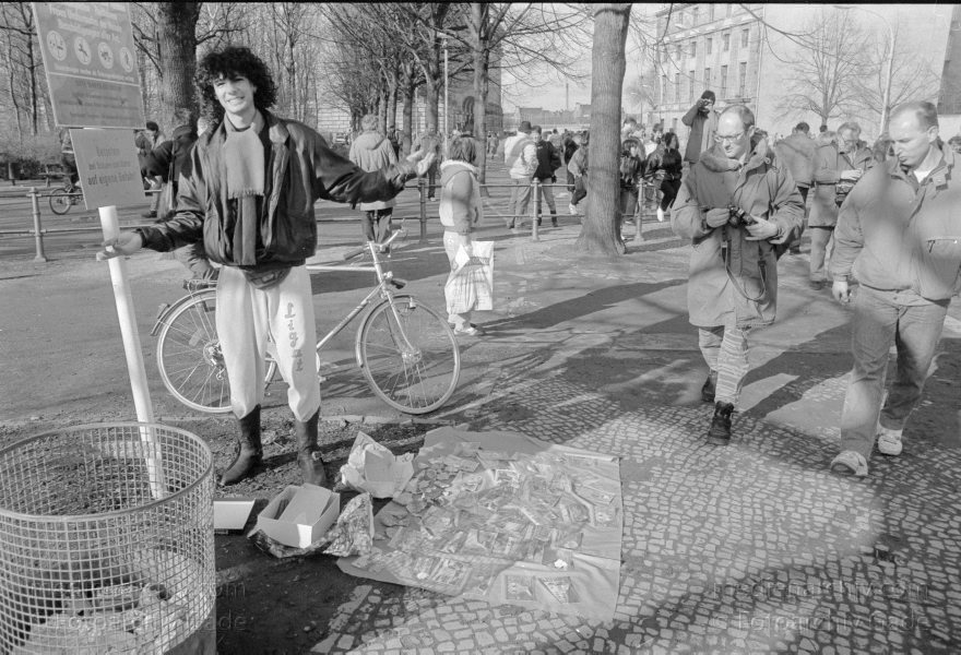 Berlin. Berliner Mauer am Brandenburger Tor
3. 3. 1990. Berlin. Berliner Mauer beim Brandenburger Tor. DDR Grenze. GDR. German Democratic Republic. Berlin Wall. East German Frontier
Schlüsselwörter: Berlin;berlin wall;Berliner Mauer;DDR;DDR Grenze;Deutsche Demokratische Republik;Deutschland;GDR;Germany;Grenze;iron curtain;Mauer;Ostberlin;1990;Ostzone