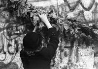 Dateiname=Berliner-Mauer-Mitte-Tiergarten-19891223-002.jpg
Dateigröße=229KB
Abmessungen: 880x624
hinzugefügt am: 04. Januar 2016 Berliner-Mauer-Mitte-Tiergarten-19891223-002.jpg