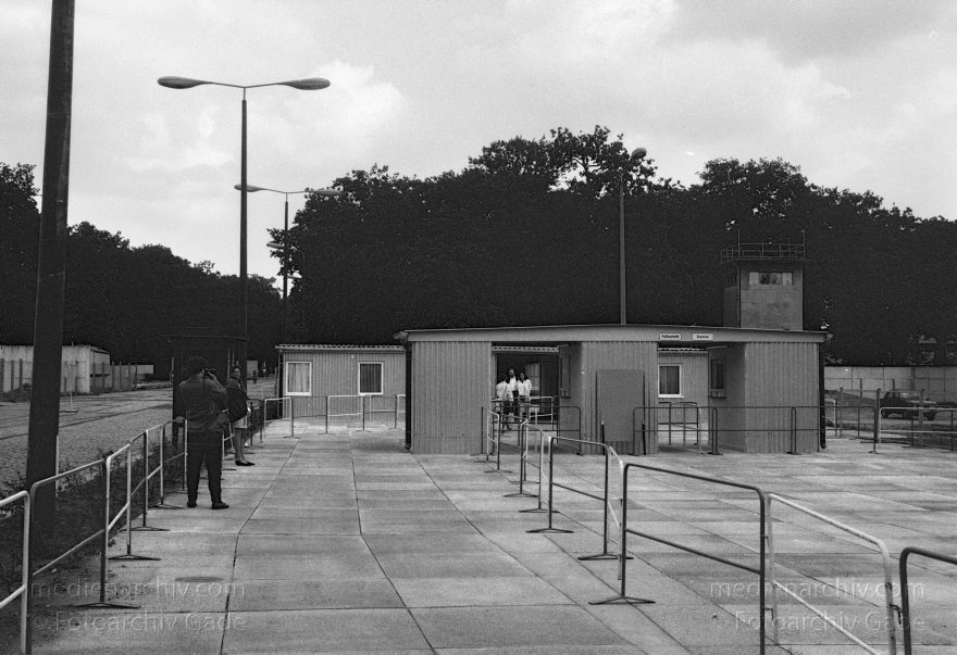 Berlin. Treptow. Berliner Mauer.
14. 1. 1990. Berlin. Treptow. Berliner Mauer. berlin wall. DDR. GDR. Grenzübergang
Schlüsselwörter: Berlin;berlin wall;Berliner Mauer;DDR;GDR;Grenzübergang;1990;Mitte
