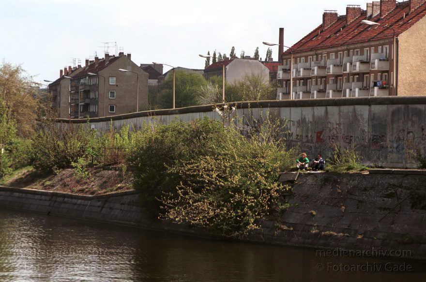 Berlin. Treptow. Berliner Mauer. Grenze der DDR. landwehrkanal
16. April 1990. Berlin. Neukölln. Treptow. Berliner Mauer (DDR Grenze) Landwehrkanal
Schlüsselwörter: Berlin;berlin wall;Berliner Mauer;DDR;DDR Grenze;Deutschland;GDR;Germany;Grenze;Iron Curtain;Landwehrkanal;Mauer;Neukölln;Ostberlin;Ostzone;1990;Treptow