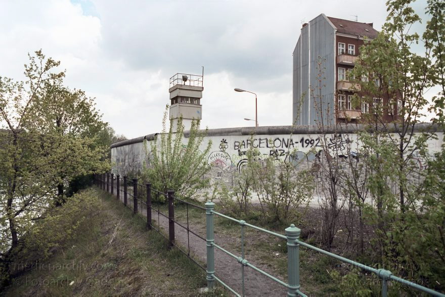 Berlin. Treptow. Berliner Mauer. Grenze der DDR
16. April 1990. Berlin. Neukölln. Treptow. Berliner Mauer (DDR Grenze) Wachturm. Landwehrkanal
Schlüsselwörter: Berlin;berlin wall;Berliner Mauer;DDR;DDR Grenze;Deutschland;GDR;Germany;Grenze;Iron Curtain;Landwehrkanal;Mauer;Neukölln;Ostberlin;Ostzone;Treptow;1990;Wachturm