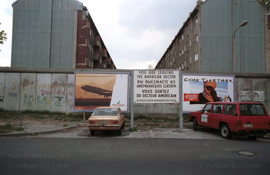Berlin. Treptow. Berliner Mauer. Grenze der DDR
16. April 1990. Berlin. Neukölln. Treptow. Berliner Mauer (DDR Grenze) Werbeplakate vor der Mauer
Schlüsselwörter: Berlin;berlin wall;Berliner Mauer;DDR;DDR Grenze;Deutschland;GDR;Germany;Grenze;Iron Curtain;Mauer;Neukölln;Ostberlin;Ostzone;1990;Treptow