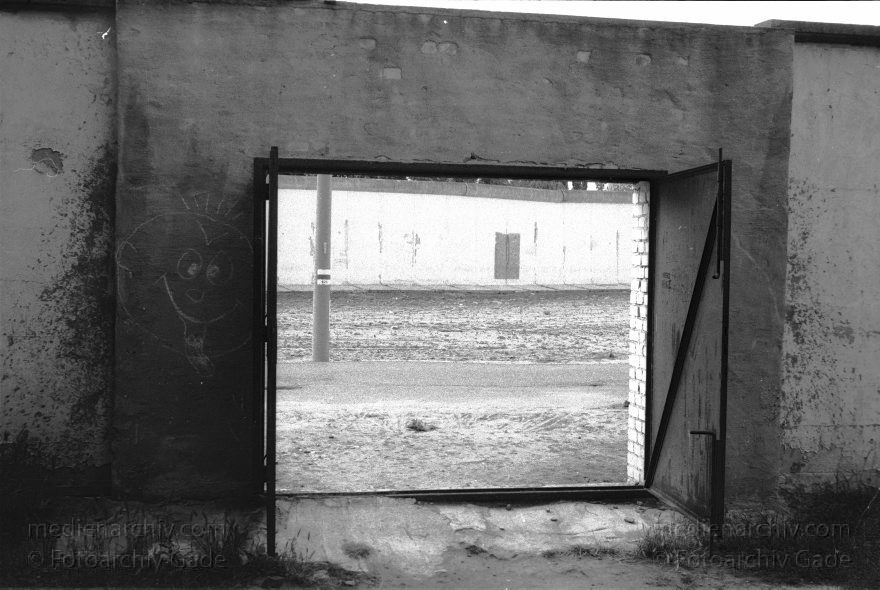 Berlin. Treptow. Berliner Mauer. Grenze der DDR. Offene Pforte in der Mauer
16. April 1990. Berlin. Neukölln. Treptow. Berliner Mauer (DDR Grenze) Offene Pforte in der Mauer
Schlüsselwörter: Berlin;berlin wall;Berliner Mauer;DDR;DDR Grenze;Deutschland;GDR;Germany;Grenze;Iron Curtain;Mauer;Neukölln;Ostberlin;Ostzone;1990;Treptow