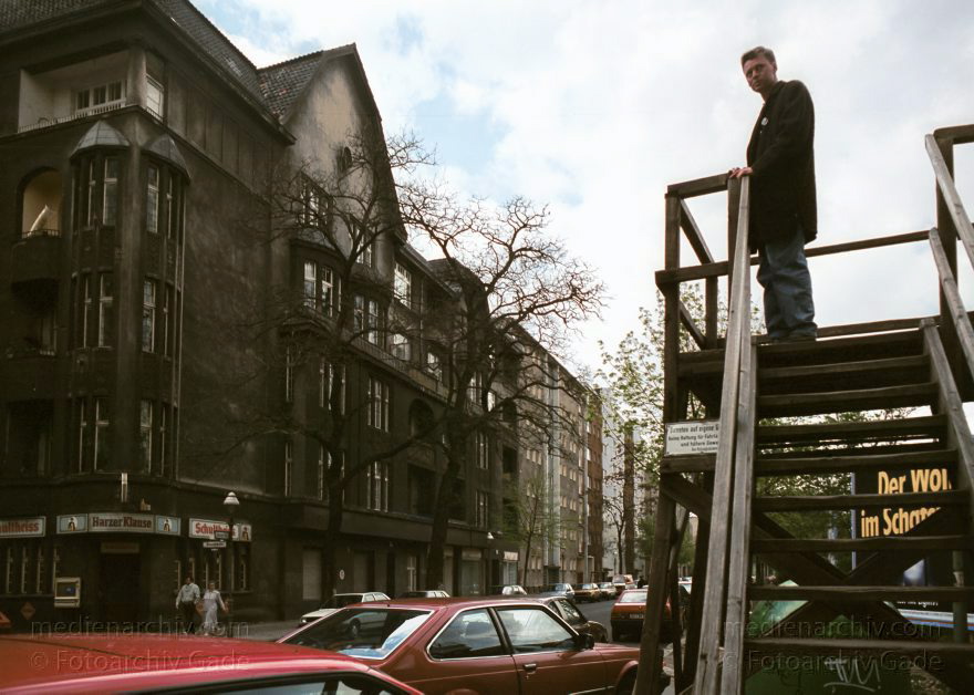 Berlin. Treptow. Berliner Mauer. Grenze der DDR
16. April 1990. Berlin. Neukölln. Treptow. Berliner Mauer (DDR Grenze) Thomas Gade auf einer Aussichtsplattform
Schlüsselwörter: Aussichtsplattform;Berlin;berlin wall;Berliner Mauer;DDR;DDR Grenze;Deutschland;Gade, Thomas;GDR;Germany;Grenze;Iron Curtain;Mauer;Neukölln;Ostberlin;Ostzone;1990;Treptow